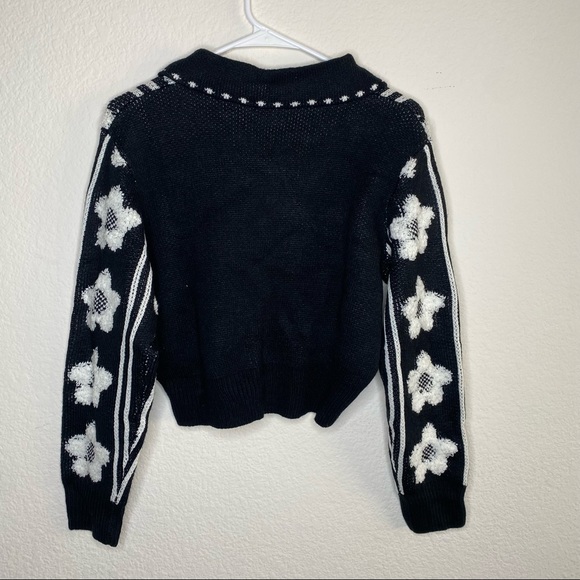 Cute sweater! - Picture 4 of 12